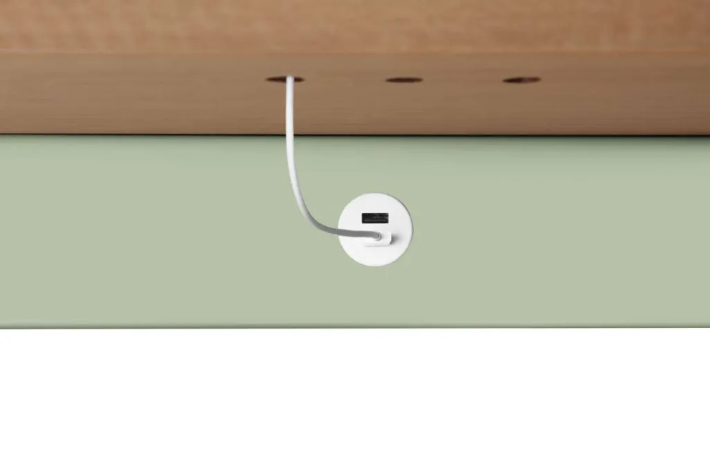 21 - Commons Veneer - USB Port.webp